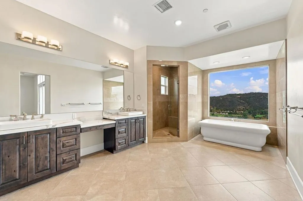2260 Panoramic Way, Vista, CA 92084 2260 Panoramic Way, Vista, CA 92084