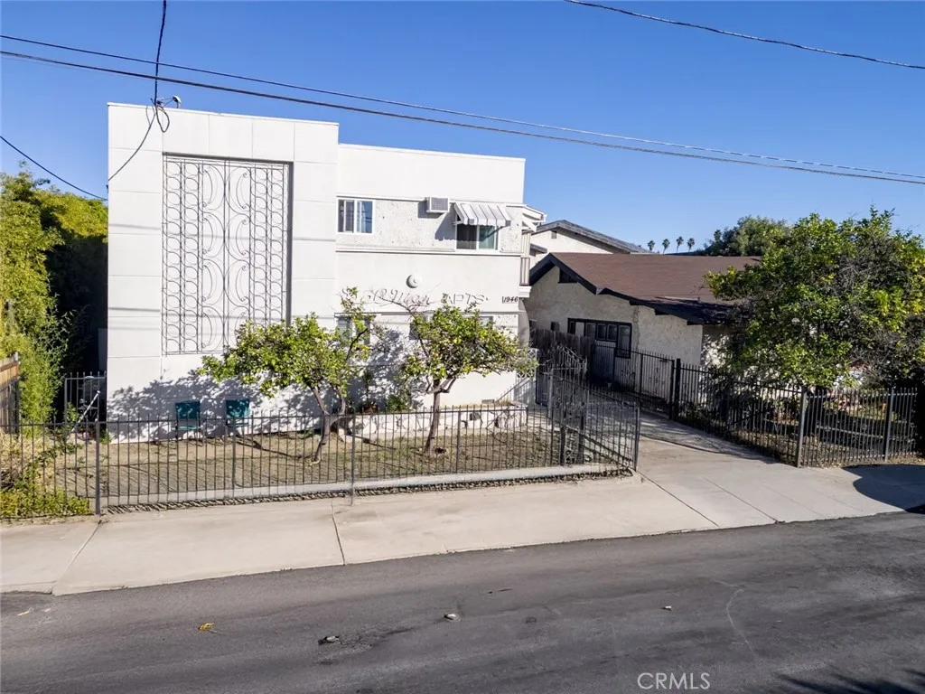 Los Angeles, CA 90068