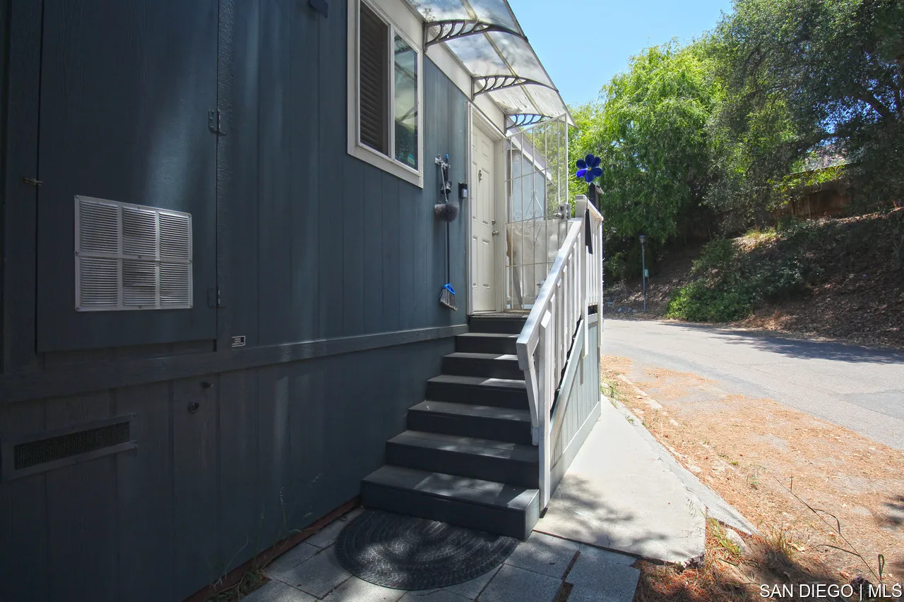 https://cdn.realtyfeed.com/cdn/127/700001078/1c877a05f779bfa015b88a75bced51cd.webp