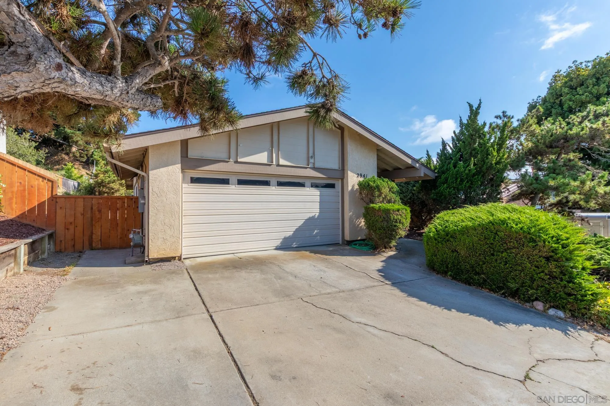 https://cdn.realtyfeed.com/cdn/127/700001100/2cb33726a563184af354619d2034d39f.webp
