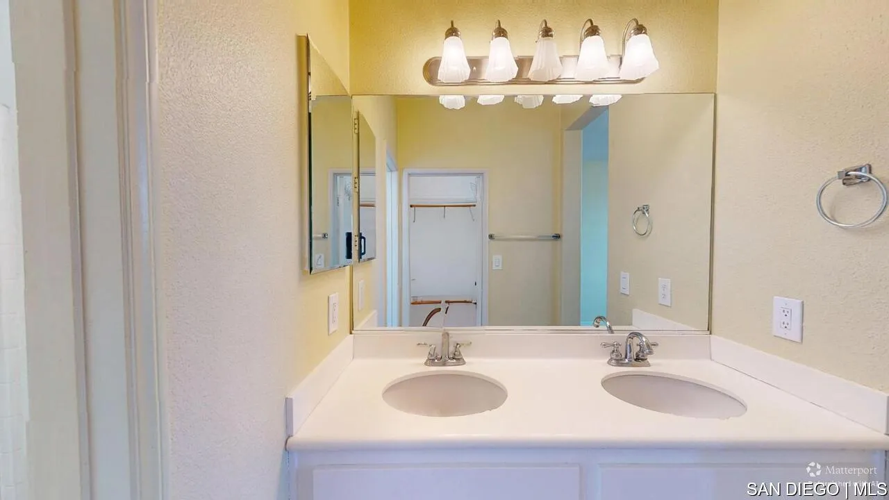 Photo #8: SDC0001189 Listing: Photo #8