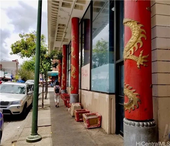 Mauka View along Kekaulike St. of 125 N. King St. produce/meat/fish market.