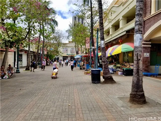 Mauka view of Kekaulike Mall between N. King St. and Hotel St.