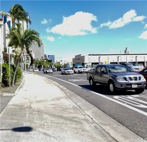 Diamond Head View along Nimitz Hwy