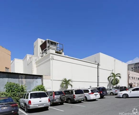 Diamond Head side of building looking mauka
