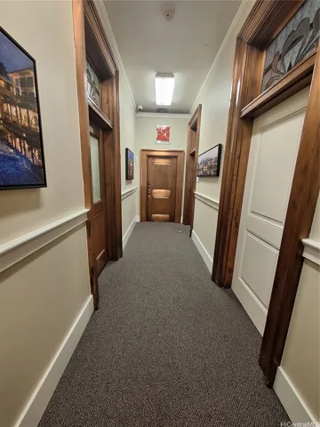 Suite 204 Entrance at very end of hall. Suite 201 optional entrance first door on left.