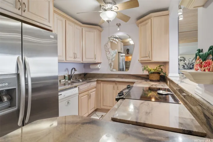 Lots of storage in the kitchen