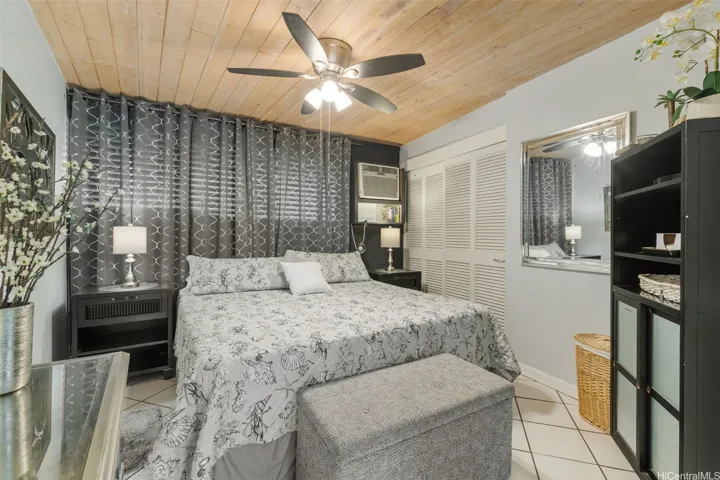 Washer Dryer in closet in bedroom