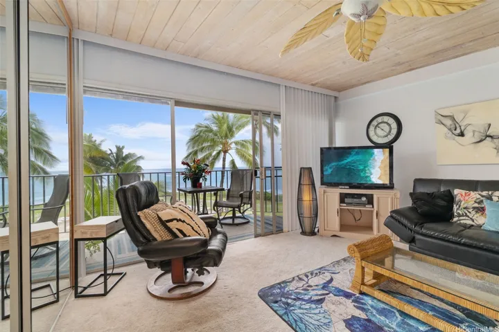 Top floor unit with excellent ocean views