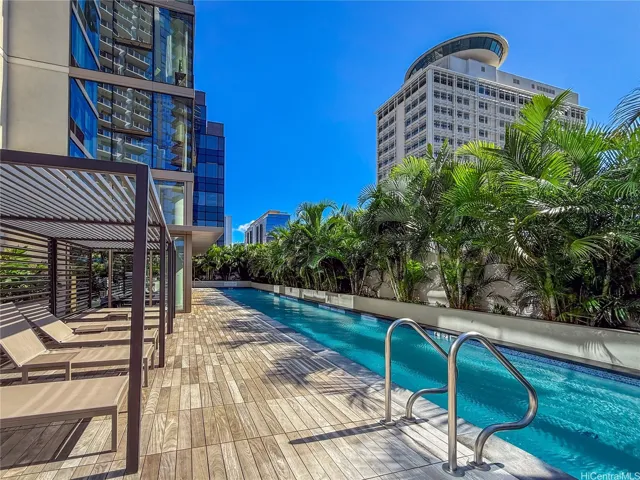 A 25-meter lap pool for those who stoically decompress with freestyle
