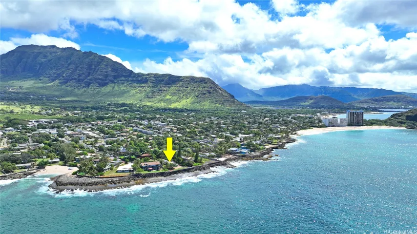 Left of the arrow is a secluded sandy beach. Right of the arrow is beautiful Lahilahi "turtle beach".