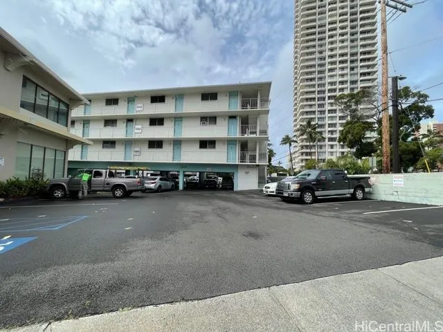 Entry from S Kng St.  Contessa Condo on right of picture.