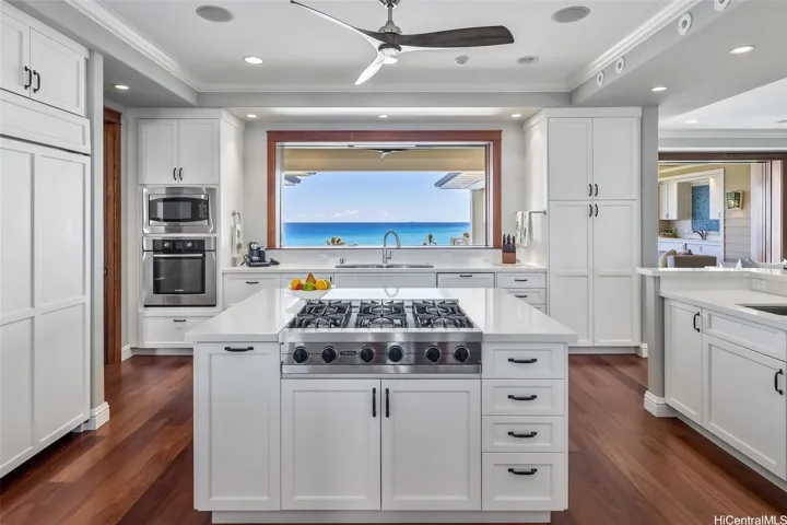 Island Kitchen opens to oceanview, outdoor dining