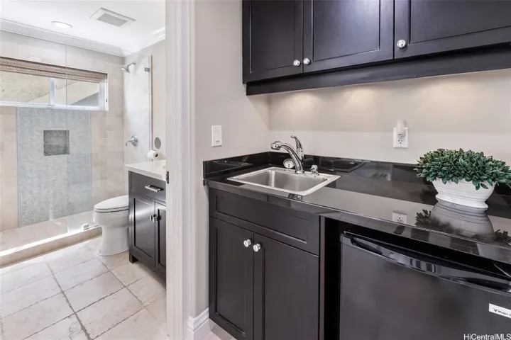Guest suite w/wet bar, full bath
