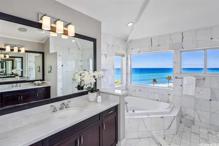 Primary bath & shower w/viewsof Diamond Head & ocean