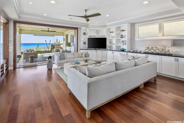Family room spills to generousentertaining outdoor coveredlanai