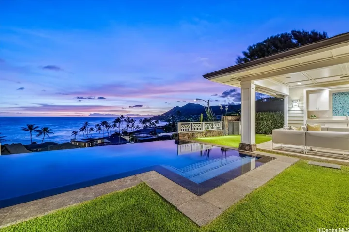 Infinity pool view of DiamondHead, ocean sunsets