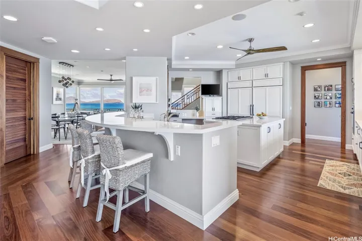 Kitchen expands access to quietdining w/Koko Head, oceanviews