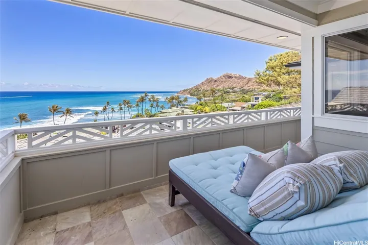 Serene sitting area, coveredlanai off primary suitew/Diamond Head, ocean viewsprotected from weather