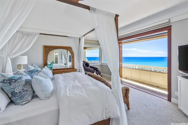 Primary suite w/Diamond Head,ocean view & step out lanai
