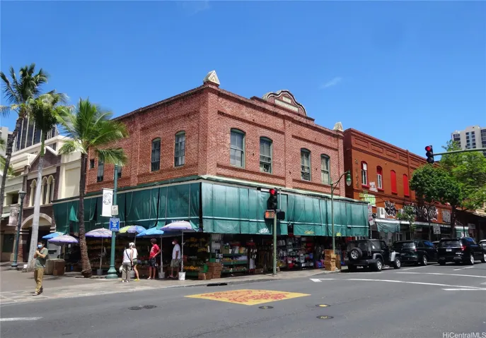 This property is located close to countless attractions like Chinatown. Lots of fresh fruits, vegetables, and other items are available besides the conventional supermarkets and retail shops in the area.