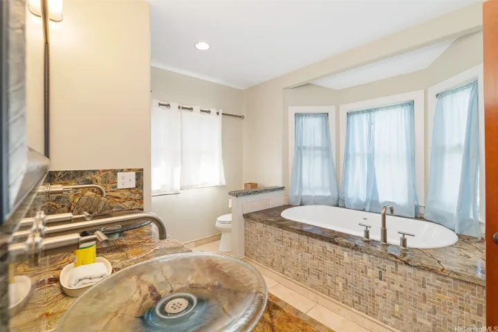 Master bath Jacuzzi tub upsyairs