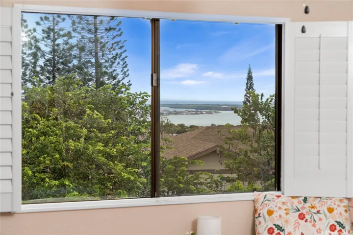 Well situated in Wailuna with gorgeous upstairs view of Pearl Harbor, Ocean, City and Mountains