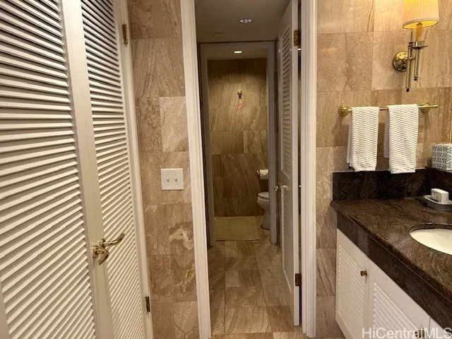 door between bath tub and kitchenette