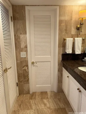 vanity room is separate from tub room and shower room