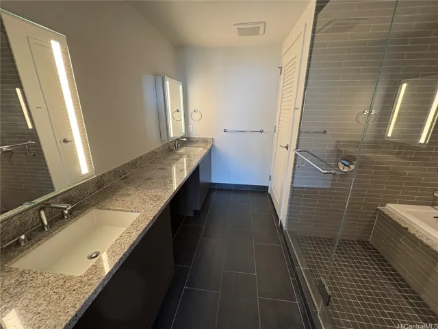 2 sinks at Master bath room