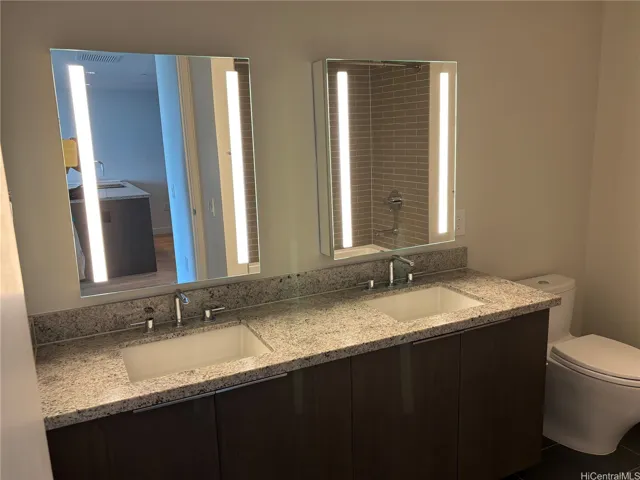 2 sinks at second bathroom
