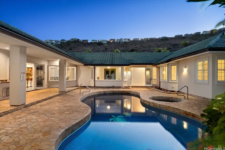 626 W Hind Drive, Honolulu, Hawaii 96821, 4 Bedrooms Bedrooms, ,4 BathroomsBathrooms,Residential,For Sale,Hind,202518423