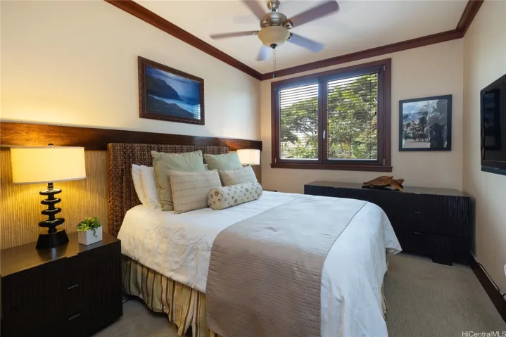 Queen size bed in the 3rd bedroom