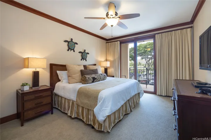 Large Primary Suite with a Kingsize bed and private Balcony