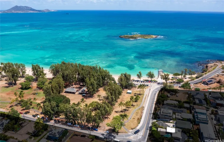 Charming cottage steps from world-renowned Kailua Beach!