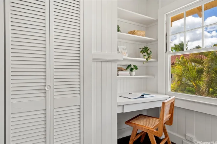 Built-in desk in upstairs bedroom #1