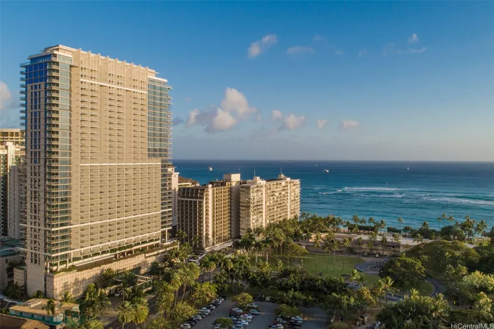 Ka La'i Waikiki Beach, Hilton LXR Hotels & Resorts is situated just a few steps from Waikiki Beach.