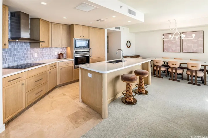 Such a great space with an ample space on the island.