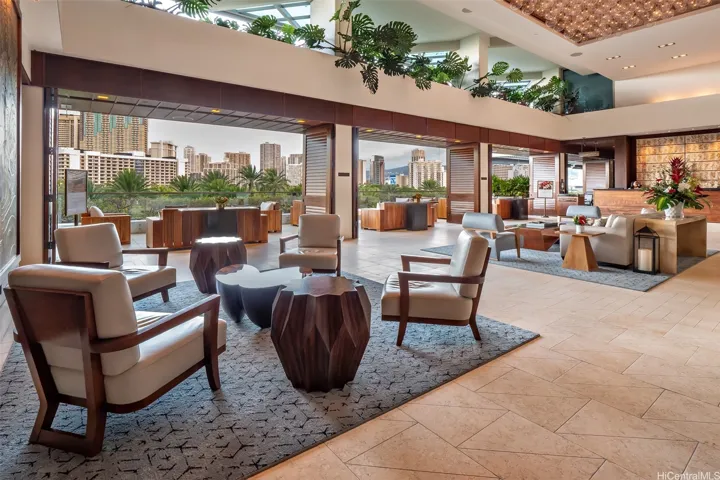 It is loated in the quiet section of Waikiki, but a short-distance away from Ala Moana Center and various high-end shops to award-winning dining venues.