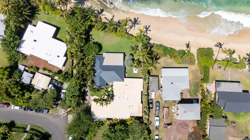 From above, you can clearly see the expansive, wide yard, the total privacy afforded by the corner lot, and the two distinct living areas distinguished by their different roof colors.North Shore Haleiwa Hawaii.