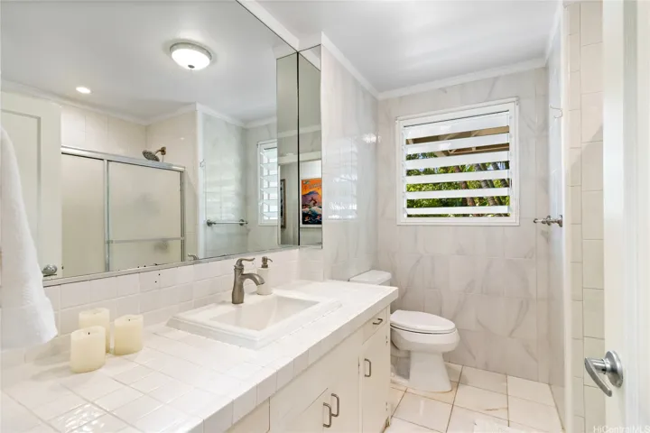 Main bedroom bath. North Shore Haleiwa Hawaii.