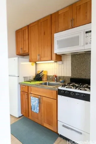 Kitchen. Gas range.