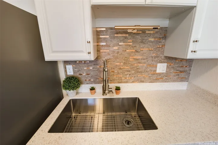 Good size kitchen sink and counter top