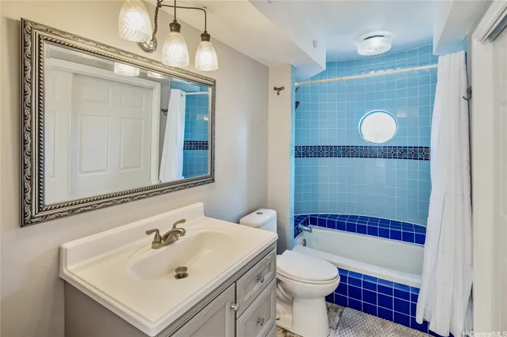 Full bath in primary bedroom