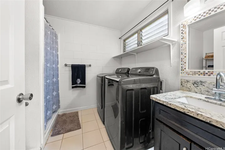 Downstairs Full Bath