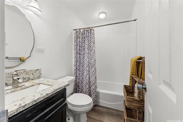 Upstairs Full Bathroom