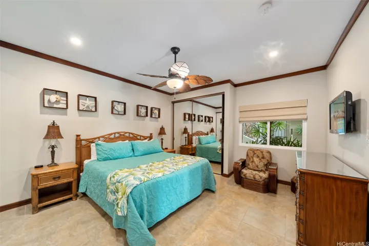 Second bedroom.