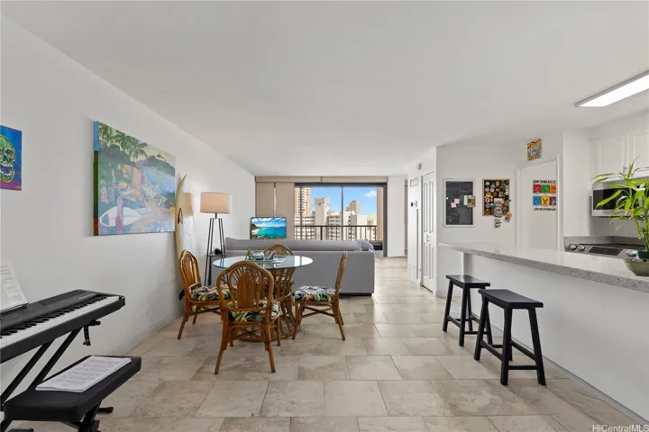 Extra-large 1-bed, enclosed lanai.