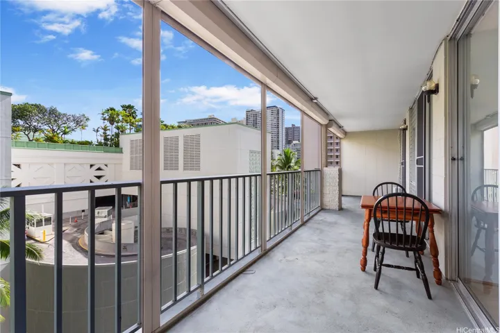 Lanai With Roller Shades
