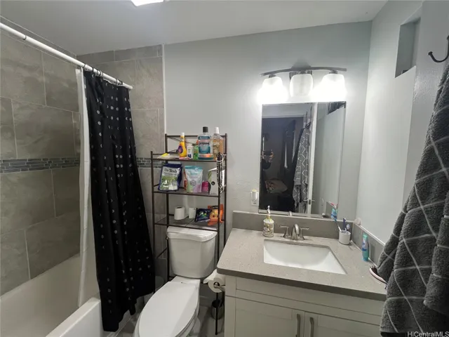 Full bath in primary bedroom